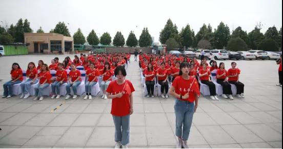 做白色的牛奶，創(chuàng)紅色的企業(yè)，花花牛乳業(yè)集團(tuán)青春歌會(huì)慶祝建黨100周年