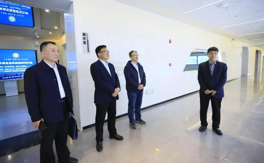 花花牛乳業(yè)集團(tuán)黨委書記、董事長唐洪峰一行赴中原食品實(shí)驗(yàn)室同中國工程院院士、中原食品實(shí)驗(yàn)室主任任發(fā)政座談交流