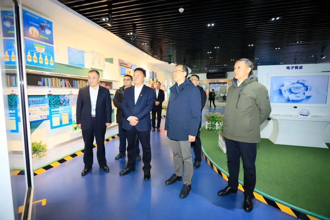 省政府國資委黨委書記、主任李濤一行到花花牛乳業(yè)集團調(diào)研