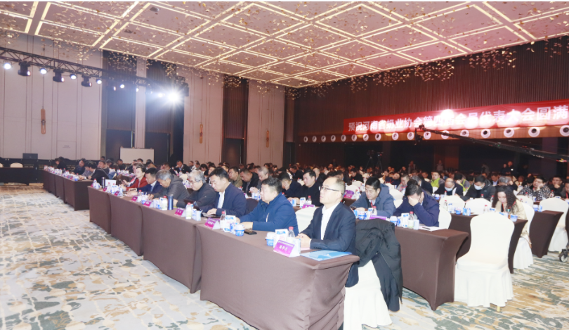河南奶業(yè)發(fā)展啟航新征程——花花牛乳業(yè)集團(tuán)黨委書記、董事長唐洪峰當(dāng)選河南省奶業(yè)協(xié)會(huì)會(huì)長