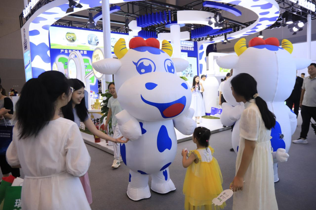 啟航新征程 點亮新賽道丨花花牛乳業(yè)集團參加第十四屆中國奶業(yè)大會暨D20峰會，榮獲“中國乳制品生產(chǎn)企業(yè)現(xiàn)代化等級5A級”評定殊榮