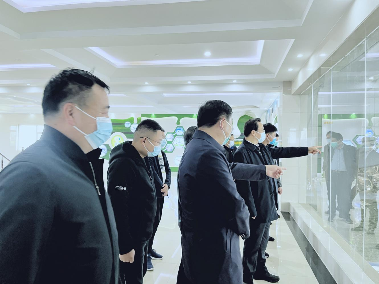 河南省人大常委會(huì)黨組書記、副主任孔昌生蒞臨花花牛魯山瑞亞牧場參觀調(diào)研