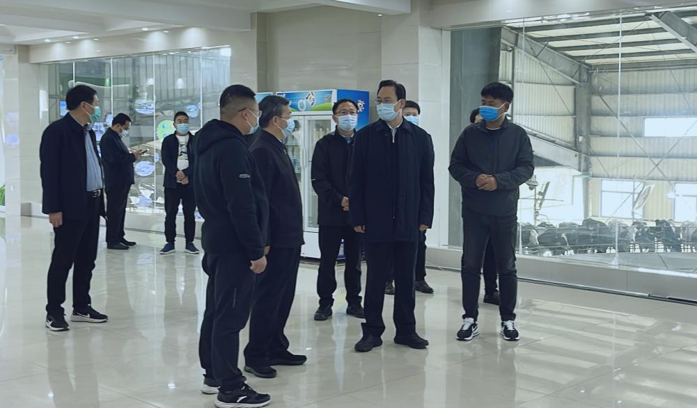 河南省人大常委會(huì)黨組書記、副主任孔昌生蒞臨花花牛魯山瑞亞牧場參觀調(diào)研