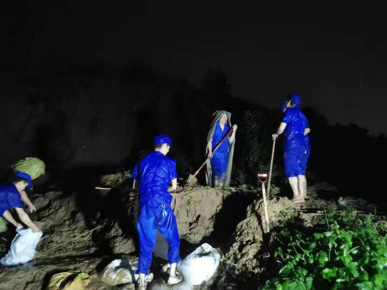 微光匯聚、風(fēng)雨同舟，我們一起扛！