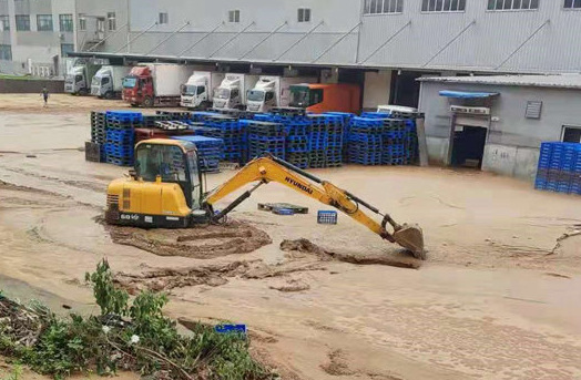 微光匯聚、風(fēng)雨同舟，我們一起扛！