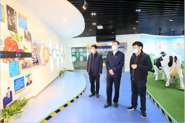 河南省委農(nóng)辦主任、農(nóng)業(yè)農(nóng)村廳廳長申延平一行調(diào)研河南花花牛乳業(yè)集團