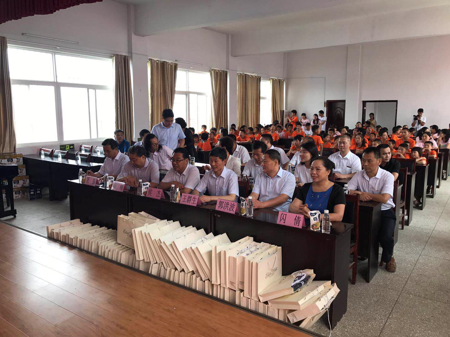 “關愛特殊兒童，讓愛灑滿人間—花花牛乳業(yè)集團2018中國小康牛奶行動” 公益助學泌陽捐贈儀式