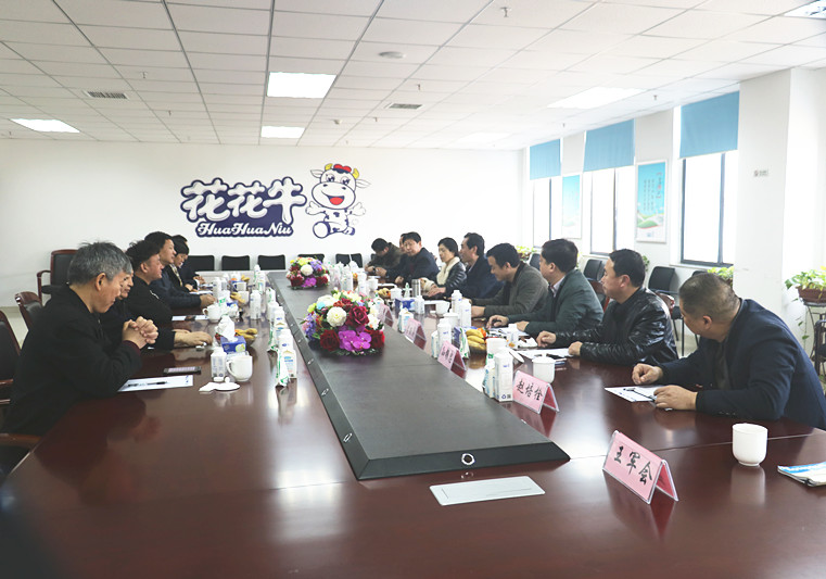 封丘縣縣長王獻臣一行蒞臨 花花牛集團養(yǎng)殖、乳品事業(yè)部參觀調(diào)研