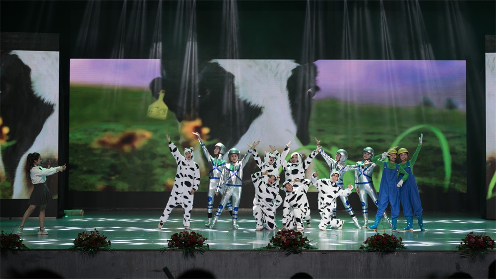 “不忘初心、聚力前行” 花花牛集團2018迎新春聯(lián)歡會隆重舉行