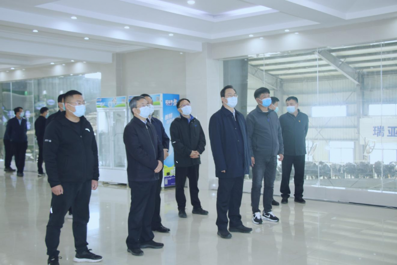河南省人大常委會(huì)黨組書記、副主任孔昌生蒞臨花花牛魯山瑞亞牧場(chǎng)參觀調(diào)研