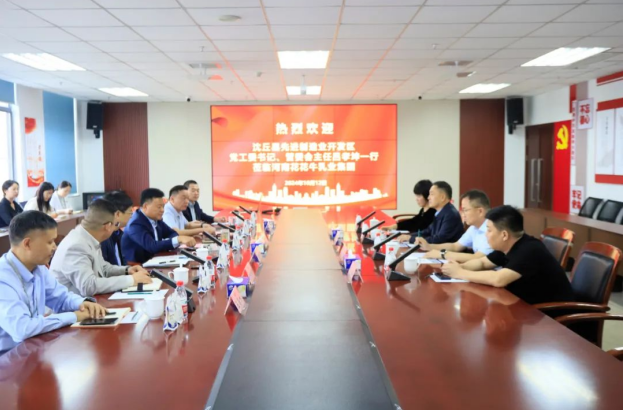 沈丘縣先進(jìn)制造業(yè)開發(fā)區(qū)黨工委書記呂孝坤、金絲猴食品有限公司董事長李旸等一行到訪河南花花牛乳業(yè)集團(tuán)
