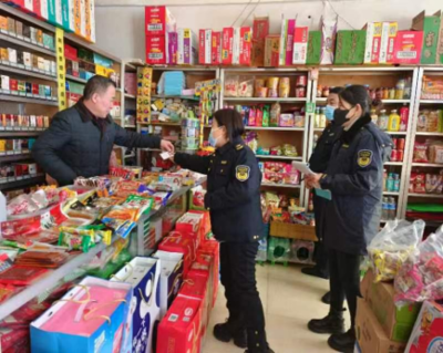 平顺县市场监督管理局青羊所对学校周边超市面向未成年人无底线营销食品等违法行为进行检查
